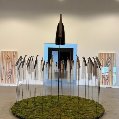 La tribu des Inouis est connue pour son courage et sa pugnacité. Longtemps ils auront lutté pour défendre des prédateurs venus les raser leurs forêts. Le bois à peine sec servira à fabriquer du mobilier de piètre qualité. Si un arbre peu devenir centenaire, la durée de vie moyenne des objets produits n'est que de 6 ans. En 2021 c'est 21 millions de mètres cubes de bois qui ont été pillés, c est dire le dur combat que doivent livrer nos héros. En République de Carélie, en Ukraine même pendant le conflit, dans les forêts de Barnova de Dălhăuți et de Tătaru en Roumanie l'abatage se poursuit. «800 arbres par jour coupés, ébranchés, empilés et transportés vers l'usine de meubles.» nous affirme un témoin. Les noms de guerre des Inouis résonnent dans les hautes futaies : Volmar, Stoljan, Leksvik Falster… Billy, leur chef, les exhorte au combat avec ses chants ancestraux. En entendant ces noms les dévastateurs savent qu'il leur faudra combattre pour tronçonner ces arbres qu'ils convoitent pour fabriquer des meubles en kit.